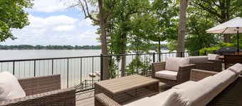 The Glistening Grape - High end Lake Retreat
