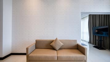 Deluxe Studio | Premium bedding, minibar, desk, laptop workspace