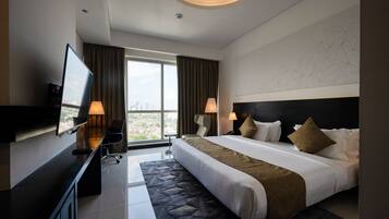 Habitación Deluxe con 1 cama doble o 2 individuales, vistas a la ciudad | Ropa de cama de alta calidad y escritorio