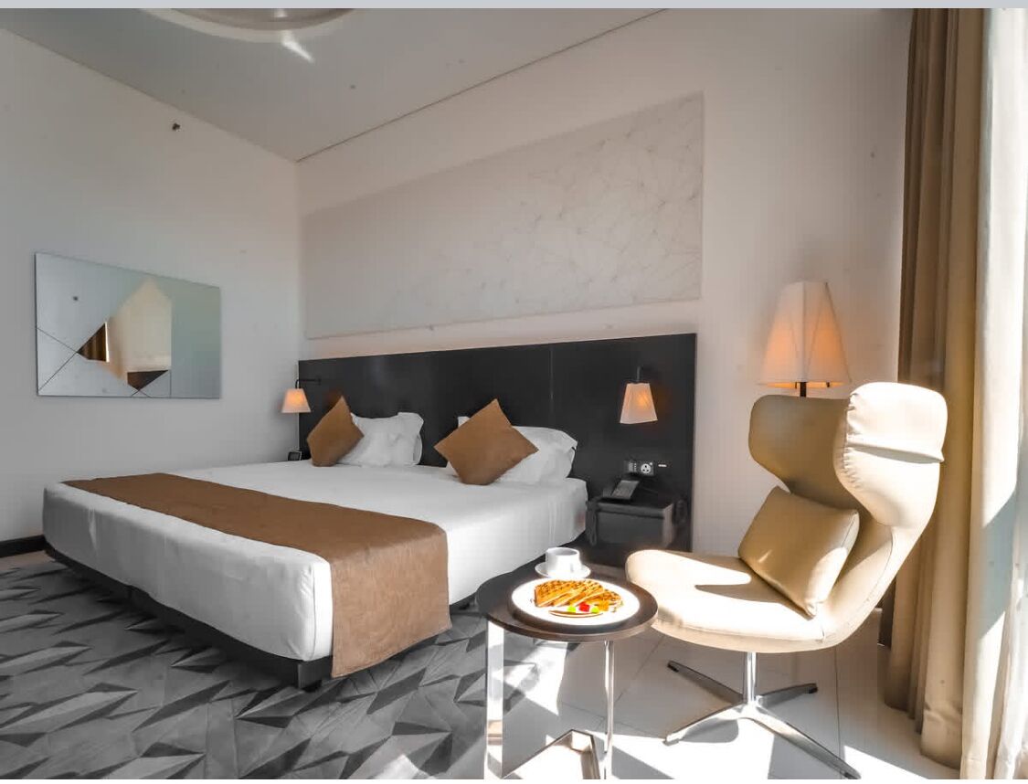 Kahden hengen deluxe-huone (yksi tai kaksi sänkyä), kaupunkinäköala | Ylelliset vuodevaatteet, minibaari, työpöytä