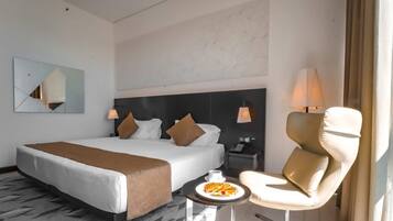 Kahden hengen deluxe-huone (yksi tai kaksi sänkyä), kaupunkinäköala | Ylelliset vuodevaatteet, minibaari, työpöytä