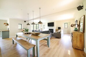 TV, fireplace, stereo, offices