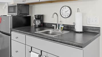 Microondas, cafetera o tetera, tostadora y utensilios de cocina