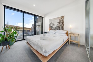 2 habitaciones, escritorio, tabla de planchar con plancha y wifi