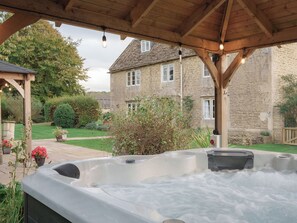 Cottage | Outdoor spa tub - Reybridge House (Chippenham)