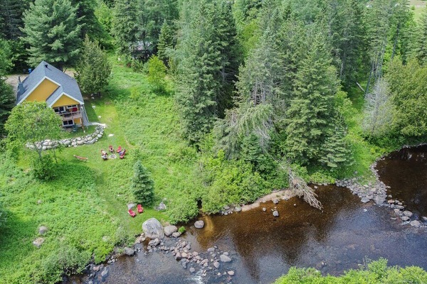 Le chalet est situé sur le bord de la rivière