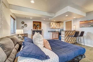 4 bedrooms, desk, iron/ironing board, travel cot - Whistler Hollow! Family Home, Bball Court, Firepit (Colorado Springs)