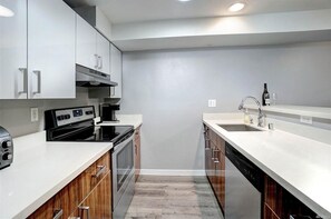 Fridge, microwave, oven, stovetop - Belltown Heart 1BR, Air Conditioner, FREE Parking, next to Space Needle (Seattle)