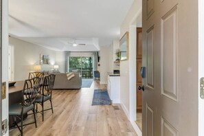 Een modern interieur met een eethoek, zithoek en keuken.