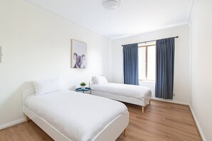 5 bedrooms, iron/ironing board, WiFi, bed sheets