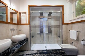 Shower, hair dryer, towels - Villa Cibele: An elegant and welcoming three-story villa in a quiet position, located on a hillside above the sea, with Free WI-FI. (Sorrento)