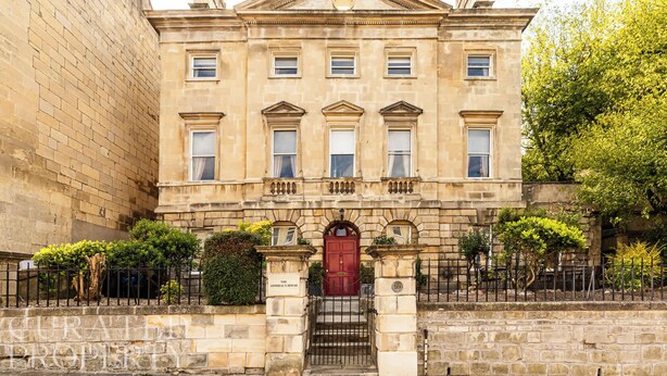 A historic building with a symmetrical facade, a central entrance with a red door, and a stone balustrade. - The Admirals House - Central Bath & Free Parking! (Bath)
