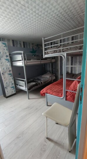 2 slaapkamers, een strijkplank/strijkijzer, wifi