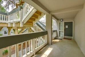 Terrace/patio - Serene Hilton Head Island Condo w/ Community Pool! (Hilton Head Island)