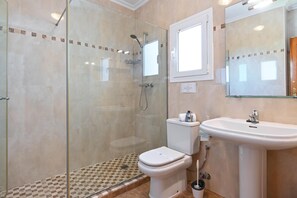 A bathroom with a glass-enclosed shower, a toilet, and a sink. - Casa de Sueños - Benitachell, Costa Blanca (Benitachell)