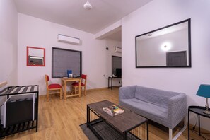 Suite básica | Zona de estar | Una televisión LCD