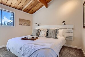 5 室のベッドルーム、デスク、アイロン / アイロン台、旅行用ベビーベッド