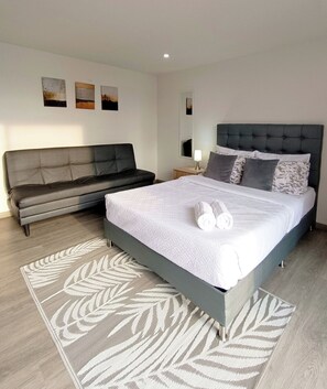1 dormitorio, tabla de planchar con plancha, wifi y ropa de cama