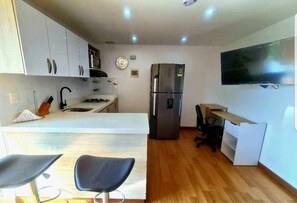 Mikrowelle, Herdplatte, Geschirrspüler