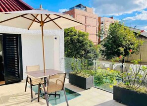 Outdoor dining - Private Room with Terrace in ALOHA Co- Living
 (Bogotá)