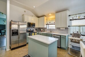 Fridge, microwave, dishwasher, high chair - 4 Mi to AT&T Stadium: Home w/ BBQ in Grand Prairie (Grand Prairie)