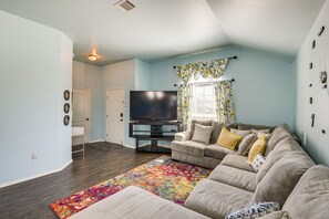 TV - 4 Mi to AT&T Stadium: Home w/ BBQ in Grand Prairie (Grand Prairie)
