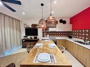 Cafeteira/chaleira, geladeira, micro-ondas, fogão