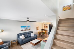 Smart TV, books - Fun, cozy townhouse in central Mesa. Stocked kitchen, games, community pool/spa (Mesa)