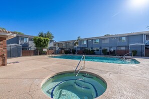 Pool - Fun, cozy townhouse in central Mesa. Stocked kitchen, games, community pool/spa (Mesa)