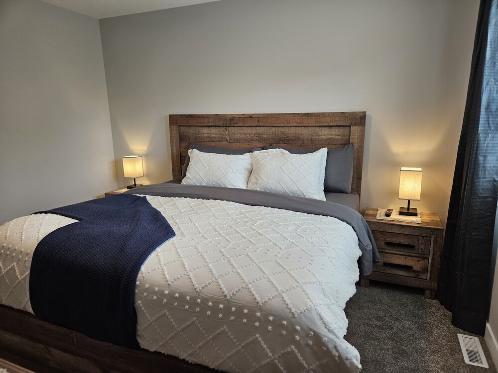 The Bear Claw/ Downtown Radium/ Hot Springs Radium Hot Springs Vrbo