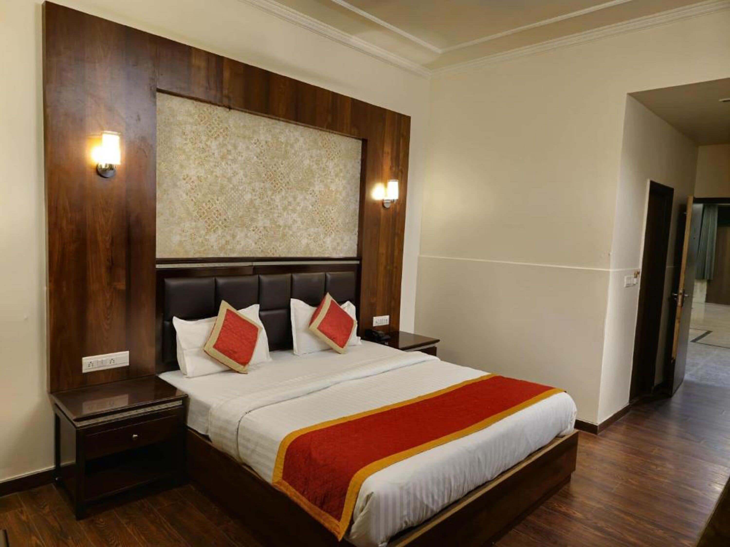 Desk, rollaway beds, bed sheets