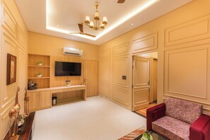 Premium bedding, desk, rollaway beds, bed sheets - Hotel Prime Safari (Jaipur)