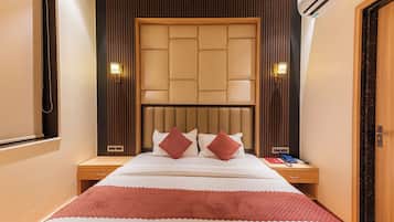 Executive Studio | 1 bedroom, desk, rollaway beds, bed sheets