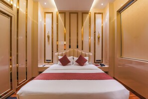 Premium bedding, desk, rollaway beds, bed sheets - Hotel Prime Safari (Jaipur)