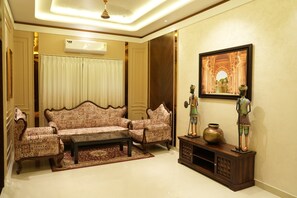 Executive Studio | Living area | 35-inch flat-screen TV with satellite channels