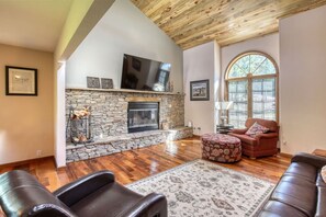 Smart TV, fireplace, offices - Secluded & Spacious Cabin W/ a Spa and Garage (Sturgis)