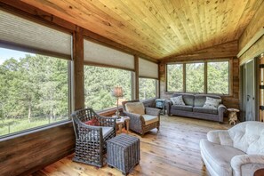 Smart-TV, Kamin, Arbeitsbereiche