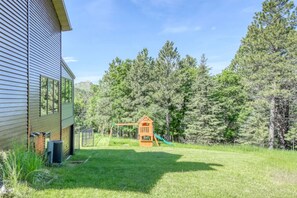 Children’s area - Secluded & Spacious Cabin W/ a Spa and Garage (Sturgis)