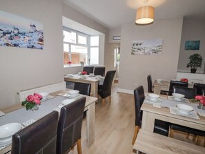 Fridge, dishwasher, electric kettle, toaster - Marine House (Southport)