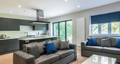 Spacious 4BR Bungalow in Leicestershire