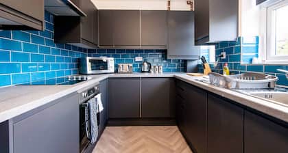 Kneeton Vale - Modern 4 bedroom with dining for 6 and enclosed rear garden