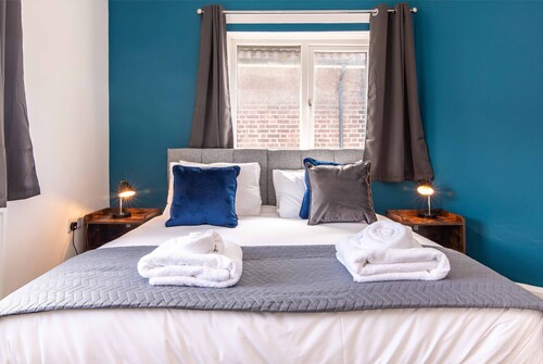 Kneeton Vale - Modern 4 bedroom with dining for 6 and enclosed rear garden