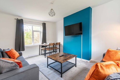 Kneeton Vale - Modern 4 bedroom with dining for 6 and enclosed rear garden