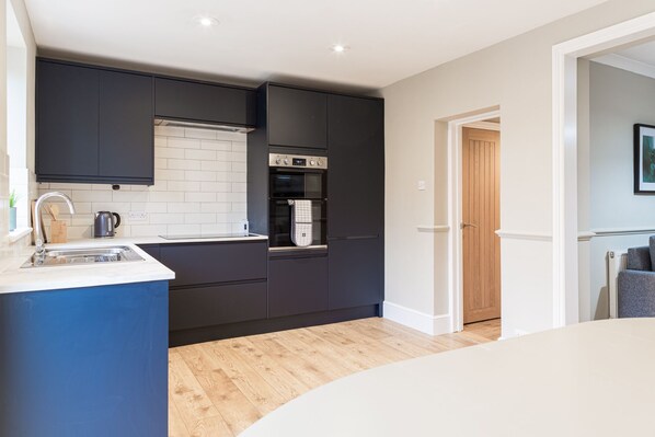 Kjøleskap, mikrobølgeovn, ovn og oppvaskmaskin