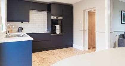 Cirencester Road - Elegant 5 bedroom semi-detached house with garden and patio