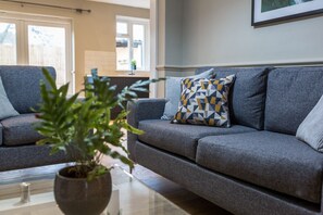 Smart TV, fireplace - Cirencester Road - Elegant 5 bedroom semi-detached house with garden and patio (Charlton Kings)