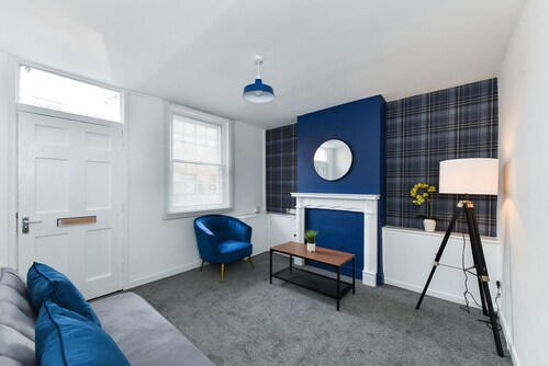 Parliament Street - Modernized 2 bedroom apartment with enclosed garden
