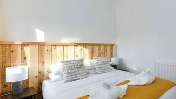 2 bedrooms, iron/ironing board, internet
