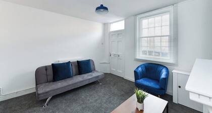 Modern 2-BR Cottage with Private Entrance