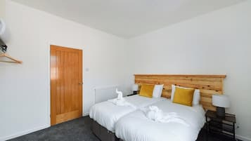 2 slaapkamers, een strijkplank/strijkijzer, internet